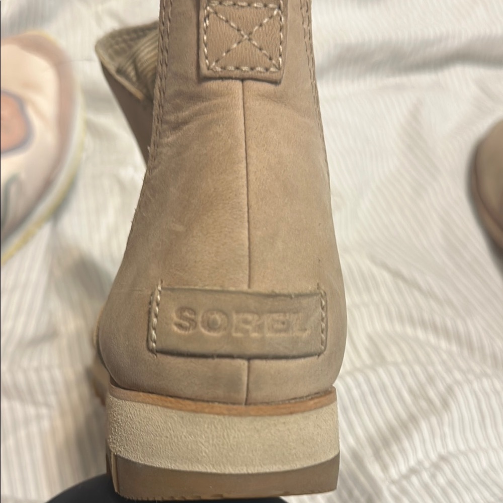 Sorel Tan Ankle Boots with Sturdy Sole and Decorative Patch